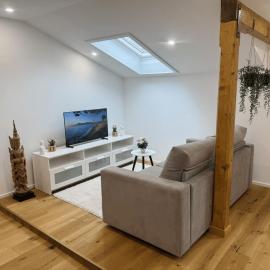 AVINORA Moderne Ferienwohnung mit Balkon zwischen Chiemsee & Kampenwand