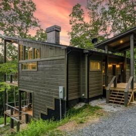 Mountain Abode - Luxury Cabin with Hot Tub