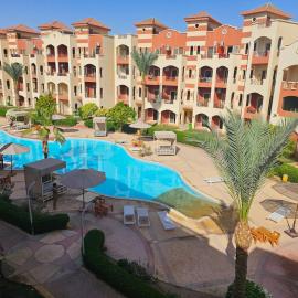 Pool & Beach Apartment