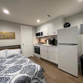 Brand New Guest Suite + Full Kitchen + Parking: San Jose'de bir otel