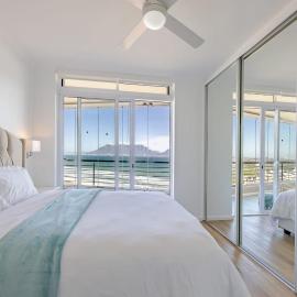 Luxury Beachfront-LaVista with Mountain & Ocean views, хотел в Блубергстранд