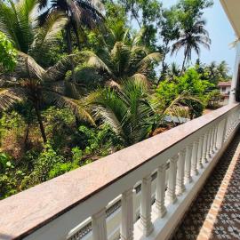 Studio Apartment jungle view 2minutes drive to the beach, hotell i Colva