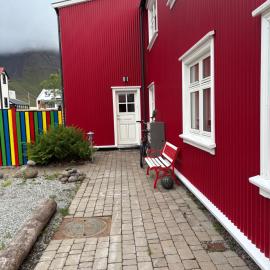 Newly renovated house in the old part of Isafjordur، فندق في إسافجوردور