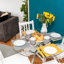 2 Bedroom Apartment with 4 Single Beds and Gated Parking, Sheffield