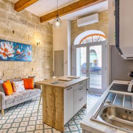 Stylish Townhouse with Balcony next to Waterfront by 360 Estates, מלון בסנגלאה