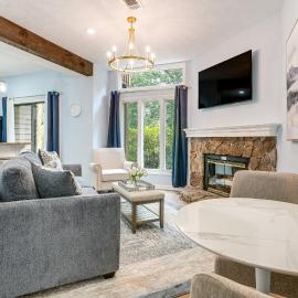 Wintergreen Condo w/ Pool: Near Hike & Market!, hotel di Lyndhurst