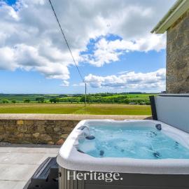 Woodside, Get away with Hot Tub, near Fraserburgh, hotel i Strichen
