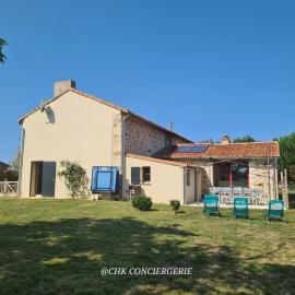 La Dorgisière - Ferme du XVIIe rénovée, grand jardin arboré à 15 min du Puy duFou, hotel in Saint-Amand-sur-Sèvre