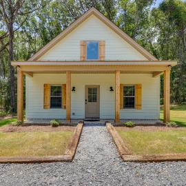 Walk to Sports Complex: Home in Millbrook!, hotel i Millbrook