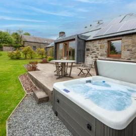 Sams Cottage with Loch Tay Vistas and Hot Tub, Hotel in Lawers