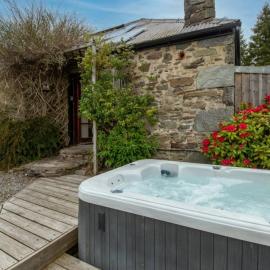 Loch Tay Bothy Cottage with Hot Tub, Hotel in Lawers