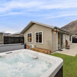 Shotover Country Serenity Spa Mountain Views, hotel in Queenstown