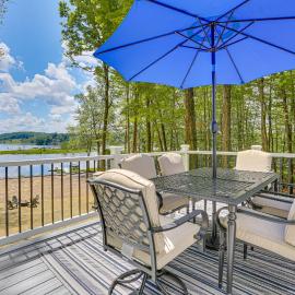 Boat, Fish & Unwind: Waterfront Gem in Pocono Mtns, Hotel in Lake Ariel