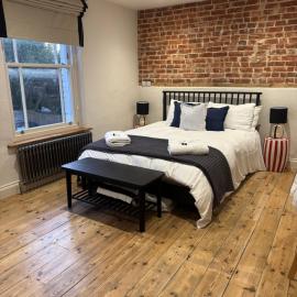 Holt GRDN House A beautiful 1 bedroom house with freestanding bathtub and log burners, Hotel in Holt