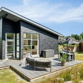 Cabin By Forest And Beach In Havhusene、Hornsletのホテル