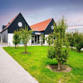 cozy chalet for couples, hotel in Oostkapelle