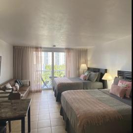 Pet Friendly Studio Beach and Pool Access, gym !, hotel in Sunny Isles Beach