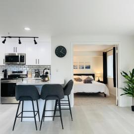 Modern 2Br-2Ba Belltown Condo with Free Garage Parking، فندق في سياتل