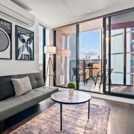 Modern 2BR Apt at Marvel Stadium with Parking & Rooftop Pool