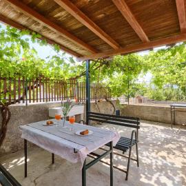1 Bedroom Cozy Apartment In Stivan, hotel v destinácii Štivan
