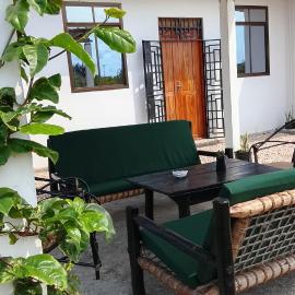 Maku House โรงแรมในMakunduchi