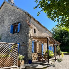 Maison les Bleuets - Gîte de charme avec bain nordique privé au feu de bois, hotell i Magny-Lambert