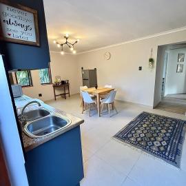 Spacious George self catering apartment for families, golfers, business travellers and couples 1 queen bed 2 sleeper couches, hôtel à George