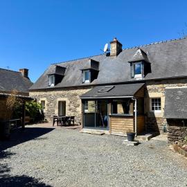 Maison bretonne, Gîte de Keranglaz, hôtel à Ploubezre