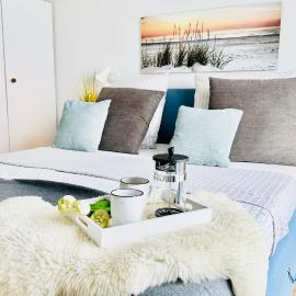 Surfbude, Olpenitz - moderne Ferienwohnung in direkter Strandnähe mit eigenem Eingang, Sauna, Kaminofen, Balkonterrasse und Parkplatz、オルペニッツのホテル
