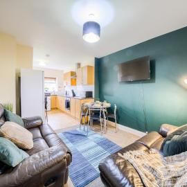 5BR House for Business & Leisure, Sleeps 10 - Wi-fi - Free Parking - THL