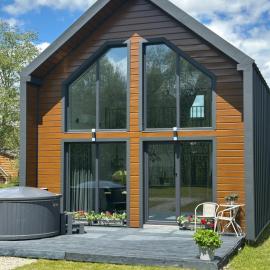 Sunny Place cottage, hotel in Mykulychyn