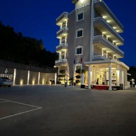 Perseus Hotel, hotel en Palasë