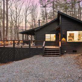 2BR Cabin Rental | Blue Ridge GA | Hot Tub, Deck، فندق في Cherry Log