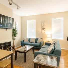 Soulard 2BR Balcony Free Parking Walk to Dining، فندق في Soulard