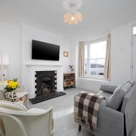 Warm and Inviting 3-bed Home in Lincoln by Renzo, Close to Hospital, Sleeps 5!