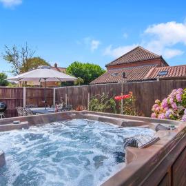 Seven Space - Sandpit Cottage, 3 Bed Stay with Hot Tub