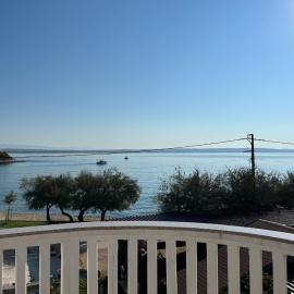 Beachfront house, hotel em Preko