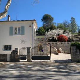 Petit appartement centre Barjac chez Art & Hasards