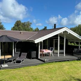 Idyllic Cabin close to Beach & Amazing Nature, hotel v mestu Vejby