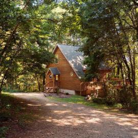Cheerful Two Bdrm Cabin with Hot Tub & Pet Friendly, hotel u gradu 'Rockbridge'