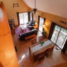 Cheerful Two Bdrm Cabin with Hot Tub & Pet Friendly, hotel v destinaci Rockbridge