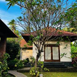 5 mins to the Beach with Tropical Garden, Hotel in Julah