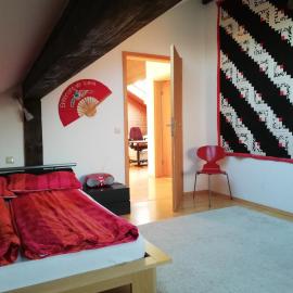 Großzügige und kunstvolle Dachgeschosswohnung, hotell i Leichlingen