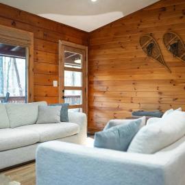 Aska's Cozy Corner Cabin، فندق في Cherry Log