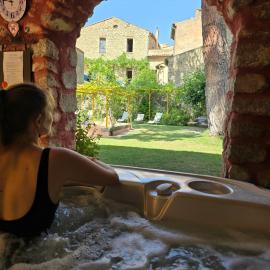 Les Arcades Le Lion D'or, hotel em Buis-les-Baronnies