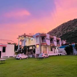 Hotel & Resort Virasat inn, hotell i Alwar
