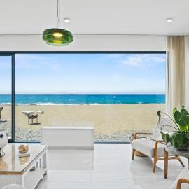 Blue Iris Luxury Beachfront Villa by Nomads - Direct Beach Access & Private Pool, hotel in Kato Yialia