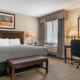 Quality Inn & Suites Next to the Casino，Ceresco的飯店