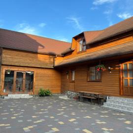 Шовкова косиця, Hotel in Laseschtschyna