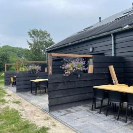 Cozy holiday home in Vrouwenpolder close to the beach, hotel in Vrouwenpolder